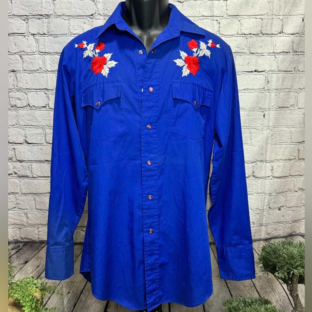 Vintage woman’s silver spur western wear blue snap button up shirt size large